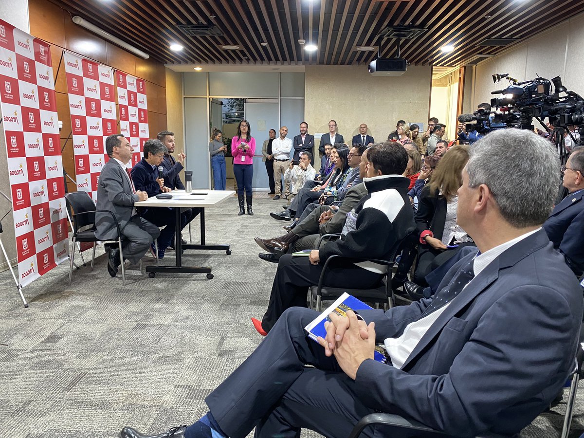ClusterSaludBOG's tweet photo. Conclusiones de la mesa de alistamiento ante #COVID19: 1) La declaratoria de riesgo ha pasado de moderado a alto; 2) es previsible que puedan darse casos; 3) la ciudad está preparada; 4) las redes pública y privada tienen protocolos establecidos. @SectorSalud @ClaudiaLopez (Hilo) https://t.co/SS0qM6hw6b