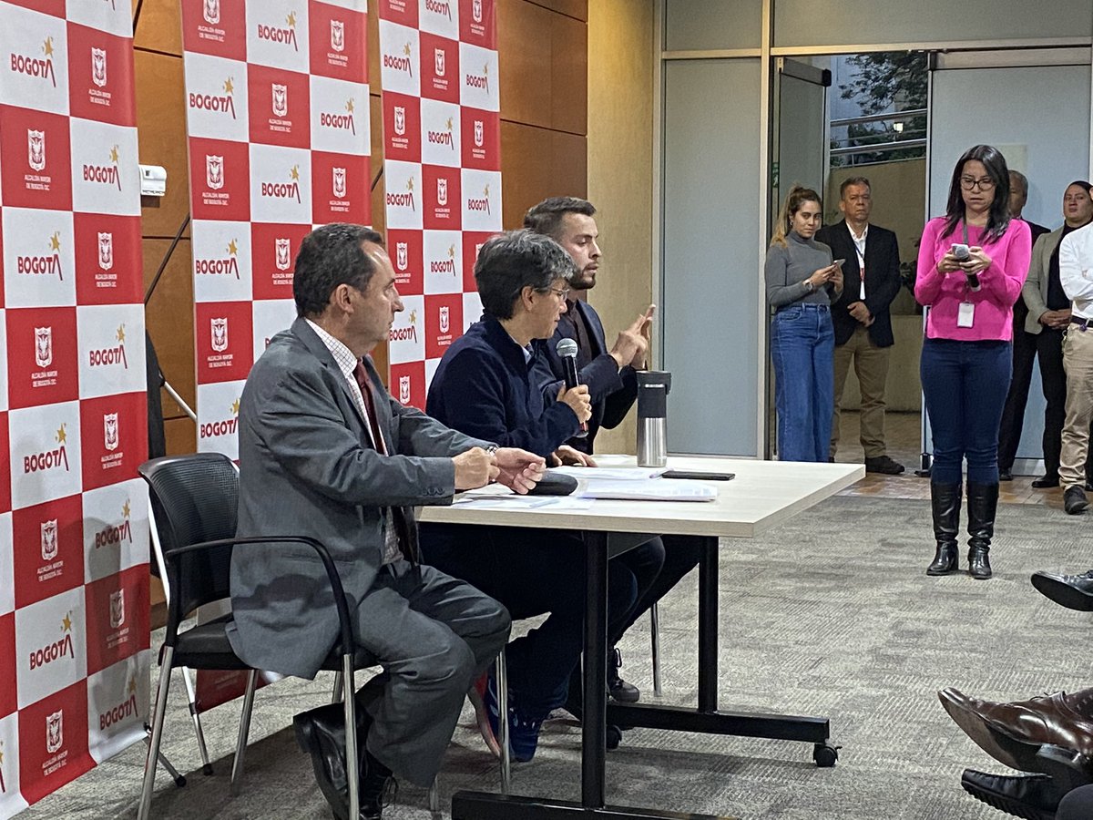 ClusterSaludBOG's tweet photo. Conclusiones de la mesa de alistamiento ante #COVID19: 1) La declaratoria de riesgo ha pasado de moderado a alto; 2) es previsible que puedan darse casos; 3) la ciudad está preparada; 4) las redes pública y privada tienen protocolos establecidos. @SectorSalud @ClaudiaLopez (Hilo) https://t.co/SS0qM6hw6b