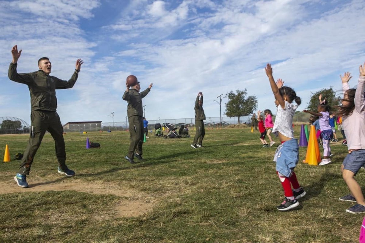 MustangsSM1's tweet photo. 𝔽𝕚𝕥𝕟𝕖𝕤𝕤 𝔽𝕣𝕚𝕕𝕒𝕪! 🤸🏾‍♂️
BIG thanks to the Single Marine Program at Camp Pendleton for volunteering their time at our PE Fitness Challenge. 🐎
#MightyMustangs
#DestinationOceanside https://t.co/iLuLtiRsSf