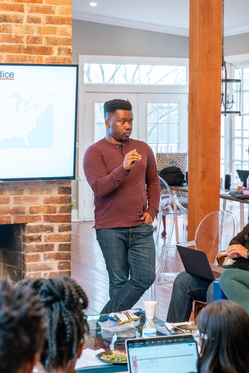 SPSPnews's tweet photo. Each year at #BlaSPR, we do a data blitz. This serves as a space for us to receive feedback on our current projects and share our research with other graduate students of color who have similar interests. Many collaborations have began from these data blitzes in the past! https://t.co/cGkrO5Rchc