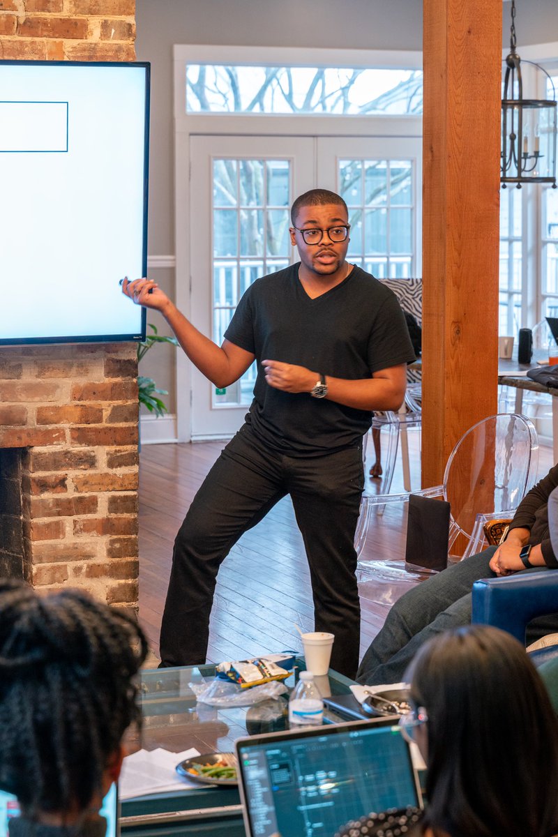 SPSPnews's tweet photo. Each year at #BlaSPR, we do a data blitz. This serves as a space for us to receive feedback on our current projects and share our research with other graduate students of color who have similar interests. Many collaborations have began from these data blitzes in the past! https://t.co/cGkrO5Rchc