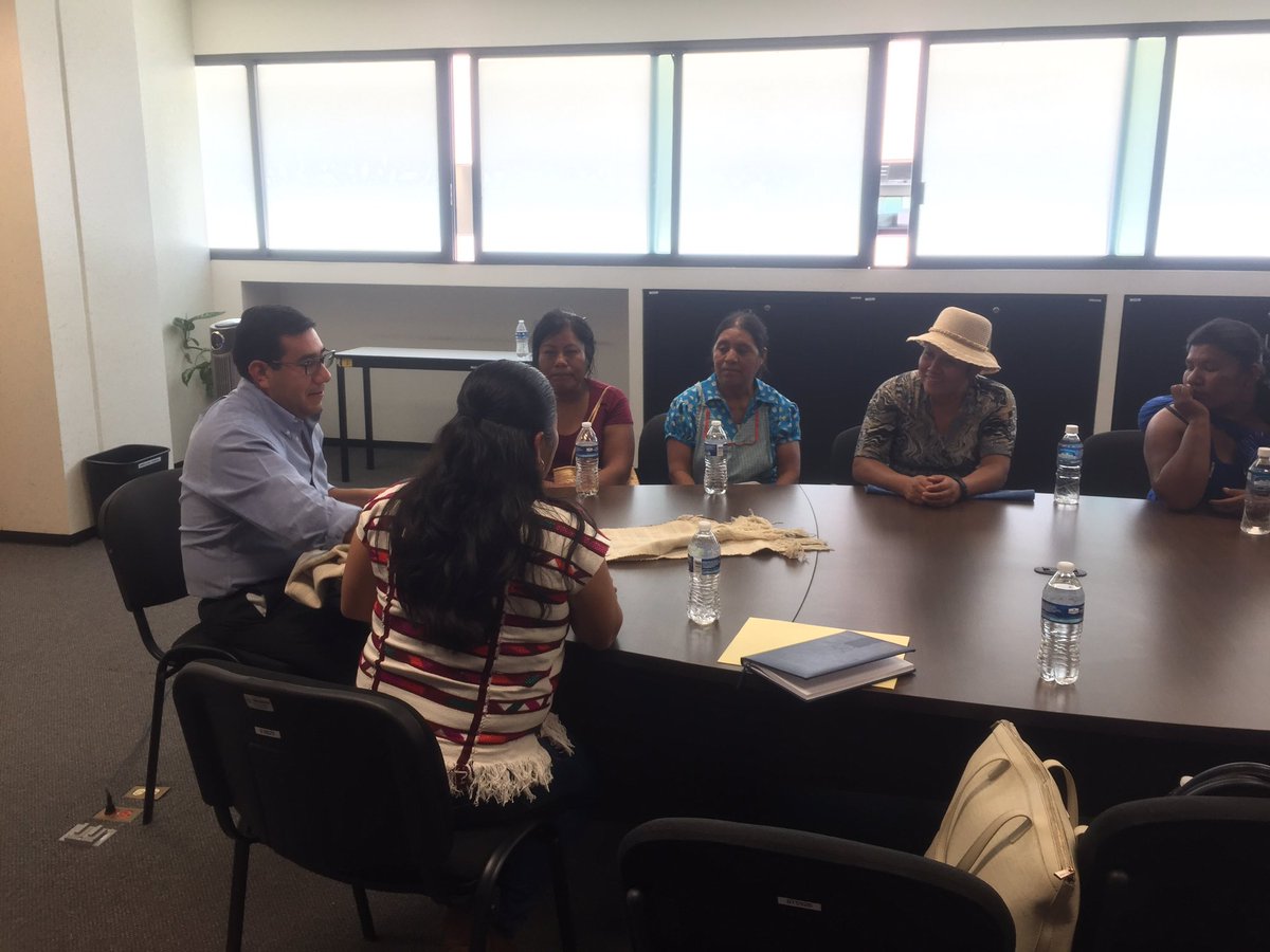 Con éxito concluye una reunión muy provechosa, con el Mtro. #FranciscoÁngelMaldonadoMartínez, Director Gral del #ICAPET y las Autoridades de San Juan Teita, para darle seguimiento a la ruta de trabajo de nuestras Mujeres emprendedoras, que trabajan con el Telar de cintura.
