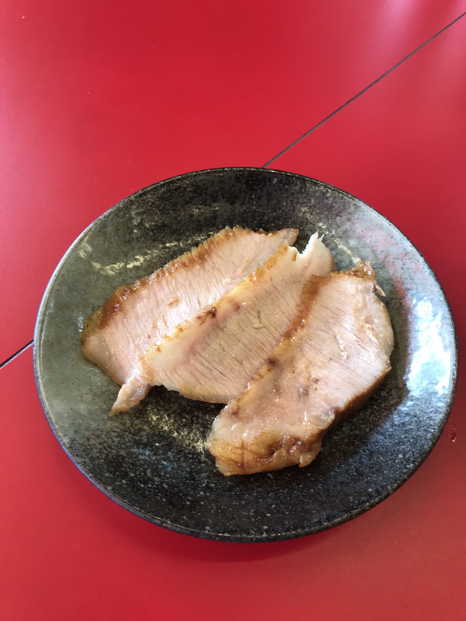 王道家 本日 人気の豚トロチャーシューを夜までもつ様に倍増して仕込みました よろしくお願いします 今月は社長命令でタクヤ チャーシューのプチ修行に行けと言われています 何処に行くのかな 王道家 燻製 燻製チャーシュー 炙りチャーシュー