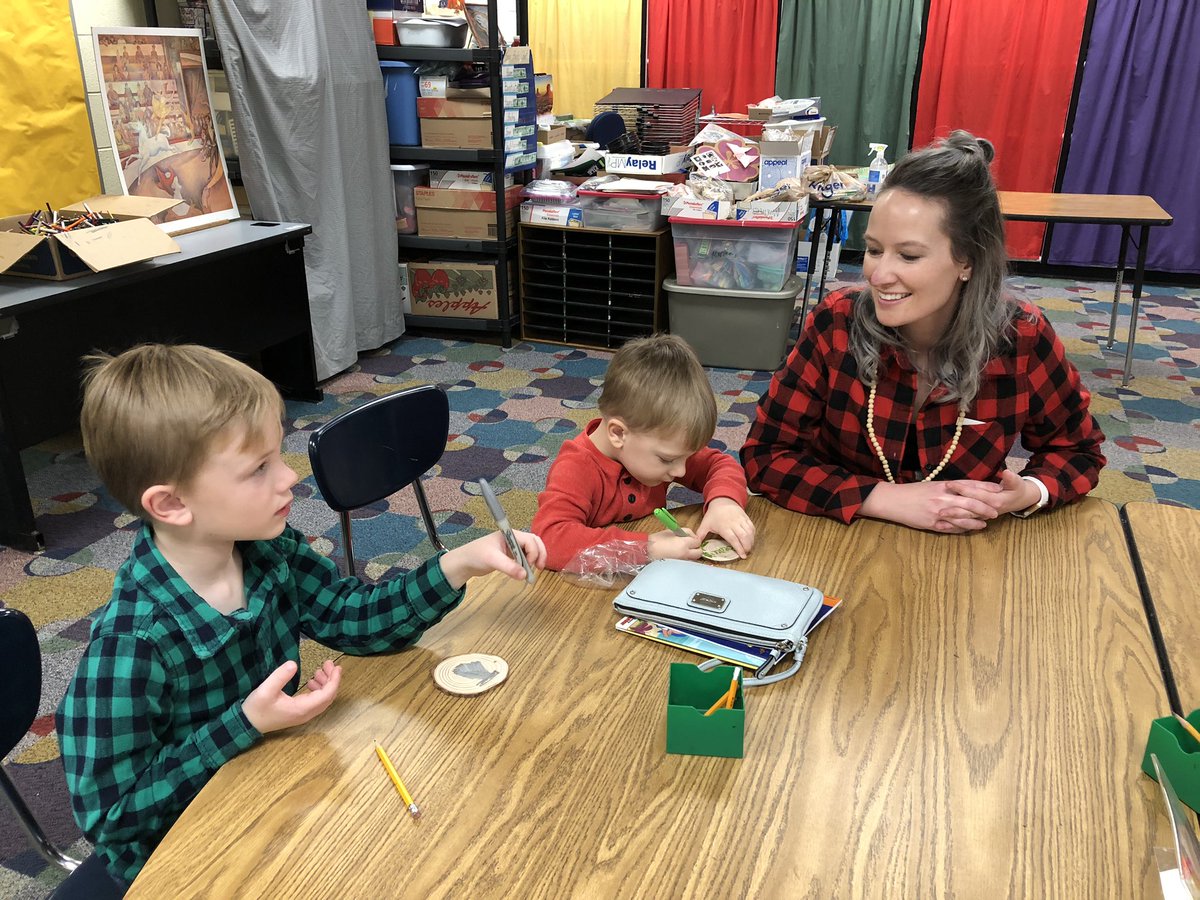 AlysonDurrett's tweet photo. Camp Read S’more! @columbiaeschool #gofourthCES #cesastros @mayfield_alisha https://t.co/QNRihbI33E
