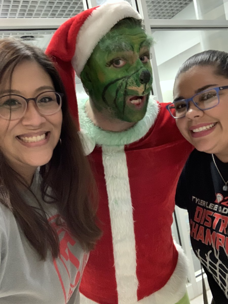 megomezparker's tweet photo. It’s not a successful LitCon without a pic with our fearless leader, The G-G-Grinch aka @EastTexCraw  @BibiannaRivera #TylerISDlitcon #LitCon2020 #FW2 https://t.co/Q3v7xZoiZ1