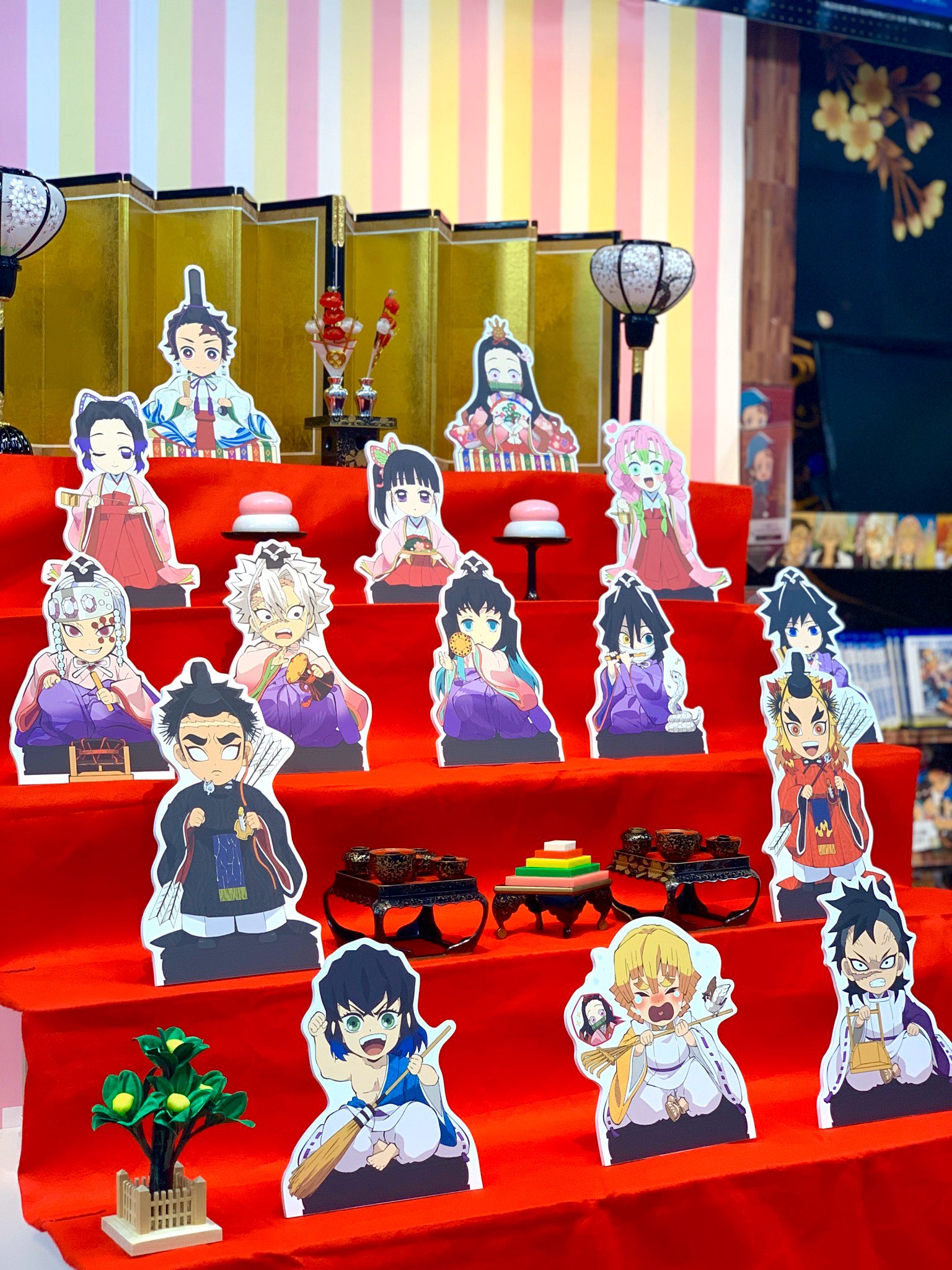 鬼滅の刃公式 特製ひな飾りの展示が開始 本日3月3日はひな祭り アニメイト渋谷にて描き下ろしsdイラスト を使用した特製のひな飾りの展示中です ぜひご来店ください 展示期間 3月3日 火 3月8日 日 展示場所 アニメイト渋谷 T 鬼滅の刃公式 特製ひな飾りの展示が開始 本日3月3日はひな祭り アニメイト渋谷にて描き下ろしsdイラスト を使用した特製のひな飾りの展示中です ぜひご来店ください 展示期間 3月3日 火 3月8日 日 展示場所 アニメイト渋谷 T