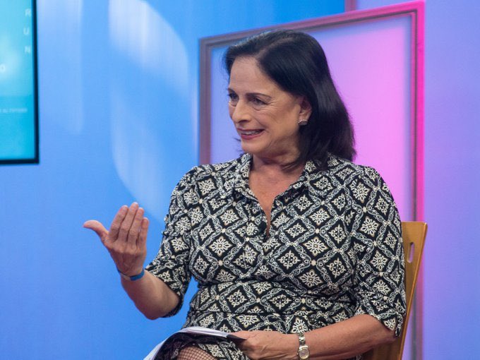 Educacion_Ec's tweet photo. Ministra @monserratcream1 en entrevista para @EcuadorTV resaltó la importancia de mantenerse informado por canales oficiales. Al momento no hay ningún caso de #COVID19 en estudiantes o docentes, trabajamos junto a @Salud_Ec en medidas de prevención. #PrevenciónEsSalud https://t.co/9U61CjcuIH