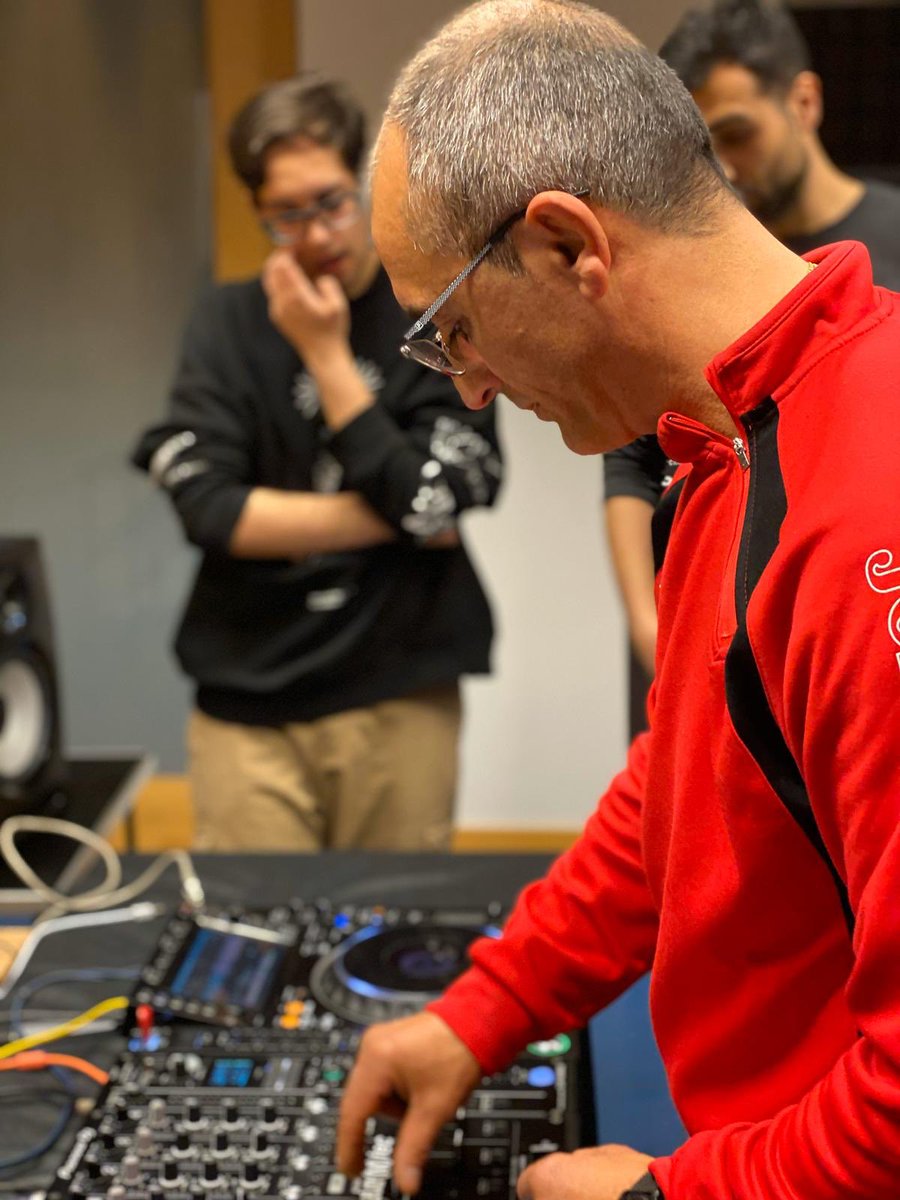 PlasticCLM's tweet photo. Hoy con @AndresHonrubia , clase práctica en los CDJ-2000nexus2 de sincronización manual🦾 (SYNC OFF)
Dos semanas de curso y esto ya va cogiendo!!🔥🔥
#cursodj #plasticclm #plasticacademia #pioneerdj #elemtec #cdj2000nexus2 #djm900nexus2 #syncoff #dj https://t.co/sFLFfsMKIy