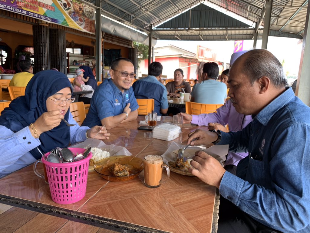 LKIMGANU's tweet photo. Bersarapan bersama Datuk KP LKIM di Kak Jue nasi dagang turut serta Pengarah PENDAFTAR, Timbalan Pengarah LKIM Terengganu dan Pengurus Besar PNK Besut @LKIMGANU @ezarre03 https://t.co/fHcTSInYF7
