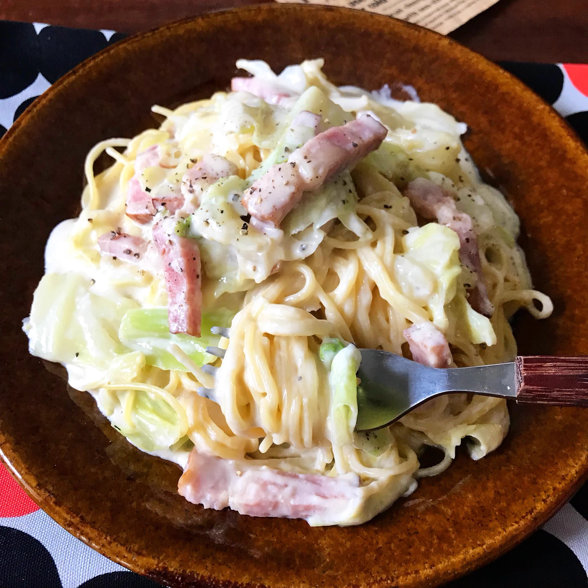 牛乳で簡単！？「春キャベツとベーコンの 味噌チーズクリームスパゲティ」の作り方！