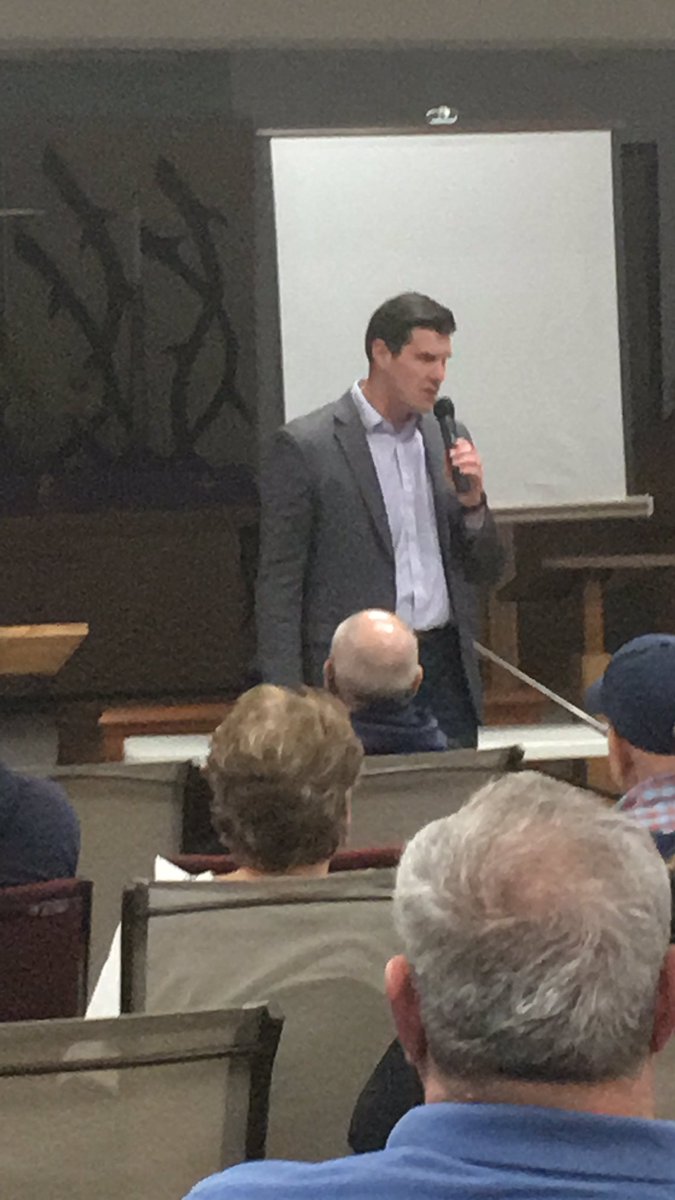 LindenwoodPark's tweet photo. 16th Ward Alderman @OldenburgSTL giving updates at #LPNA Neighborhood Meeting. https://t.co/FzflsQzDMe