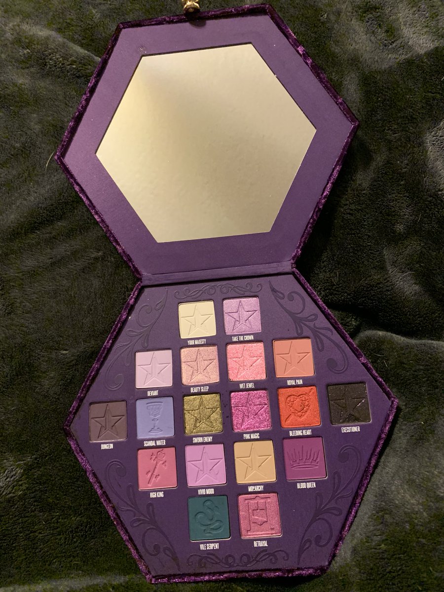greenqueenbty's tweet photo. Omg!!!! It’s here 😱😱 My very first @JeffreeStar product!!!! I am beyond excited and still can’t believe this is my first purchase with @JeffreeStar !!!! Eeek 🥰🥰 https://t.co/wXIbZvo9v4