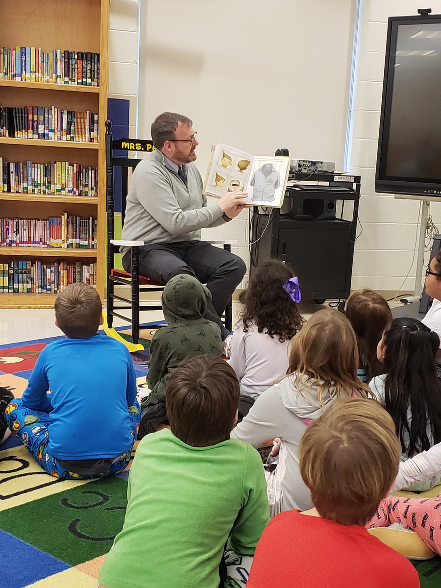 PMaples29's tweet photo. Celebrating Read Across America with guest readers in the library! My students love when someone new comes in to read to them! A special thank you to Shauna Bowers, John Parham, Matt Barger, Angie Garrett, and Marsha Standridge! https://t.co/inx3kNb67K