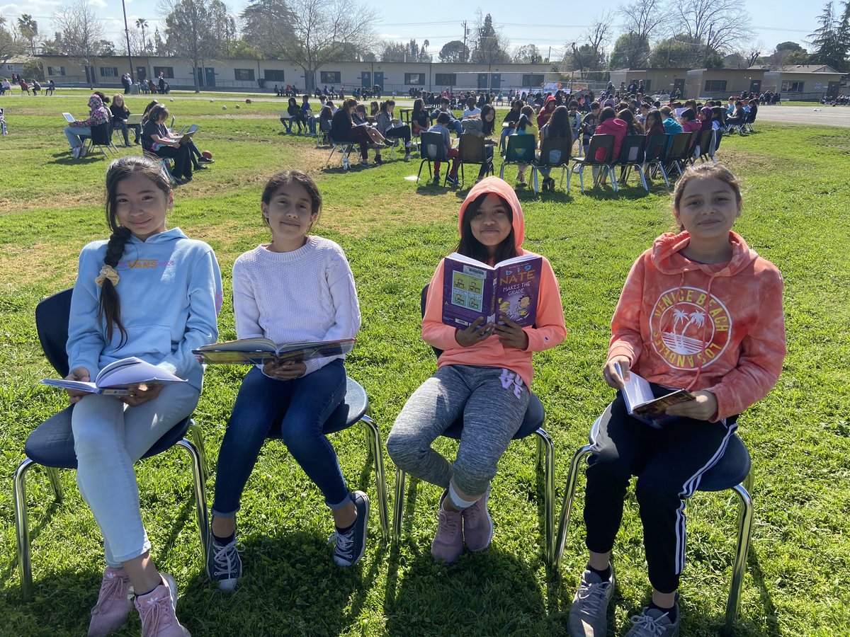 MichelletheL's tweet photo. 💜💜💜Harris had an Outdoor Read-a-thon. Such a Beautiful Day for some Reading! #BCSDReads #HawkReaders @Team_BCSD @BCSDlab @HarrisElementa1 https://t.co/DFKmJrLVmS