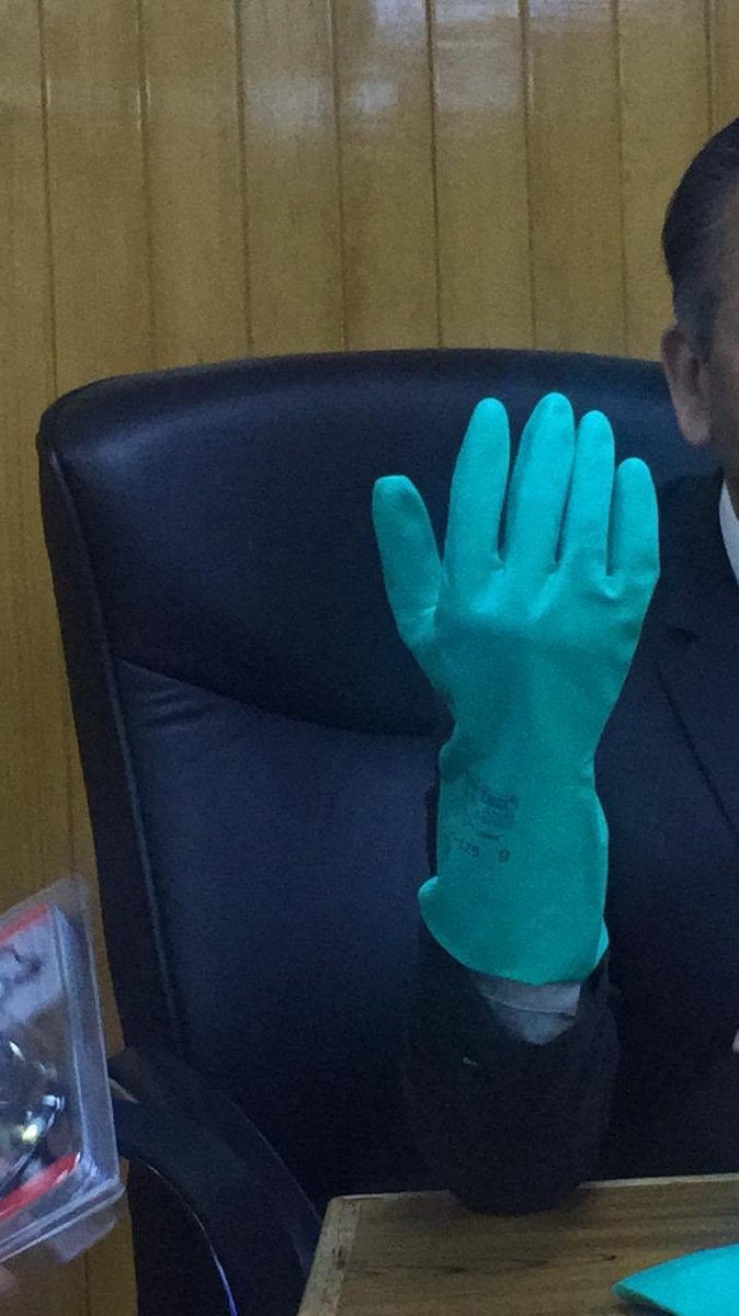 CarlosLoret's tweet photo. Dice el subsecretario López Gatell que no es cierto que compraron caretas de albañil y guantes de intendencia para que los usen los doctores contra el coronavirus. Aquí les dejo las fotos del director del Hospital Siglo XXI sosteniéndolas. La denuncia es de doctores. https://t.co/A9APLjKy48