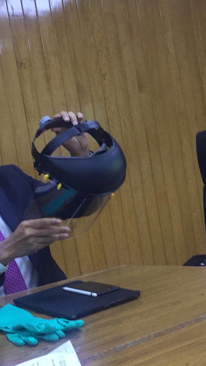 CarlosLoret's tweet photo. Dice el subsecretario López Gatell que no es cierto que compraron caretas de albañil y guantes de intendencia para que los usen los doctores contra el coronavirus. Aquí les dejo las fotos del director del Hospital Siglo XXI sosteniéndolas. La denuncia es de doctores. https://t.co/A9APLjKy48