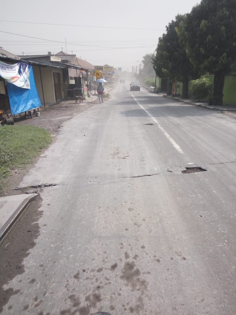 RAILWAY_1923's tweet photo. Kondisi terkini perempatan stasiun gawok, hujan abu merapi. https://t.co/N6040bE2nx