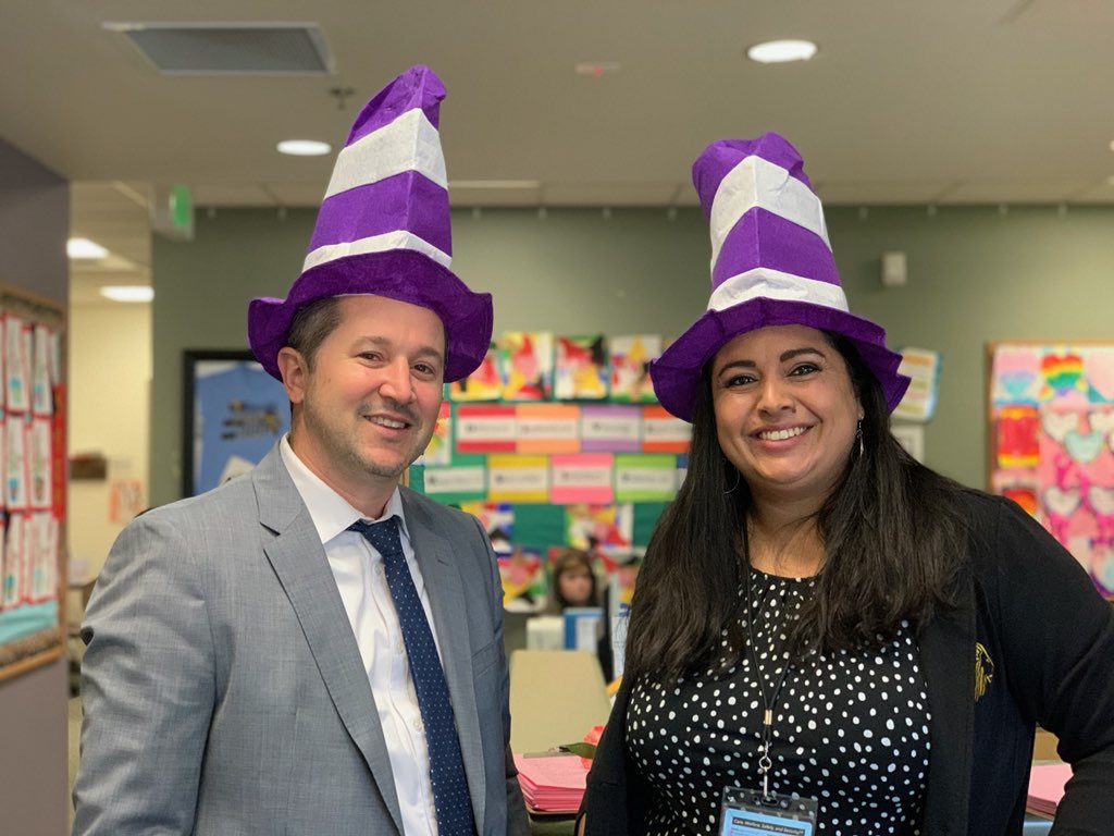 Had fun with our Principal for a day, City Manager Aaron Laurel, for #ReadAcrossAmericaDay here at Stonegate! #stonegatestrong #drseussbirthday #readingrocks <a href="/WUSDK12/">WUSD</a>