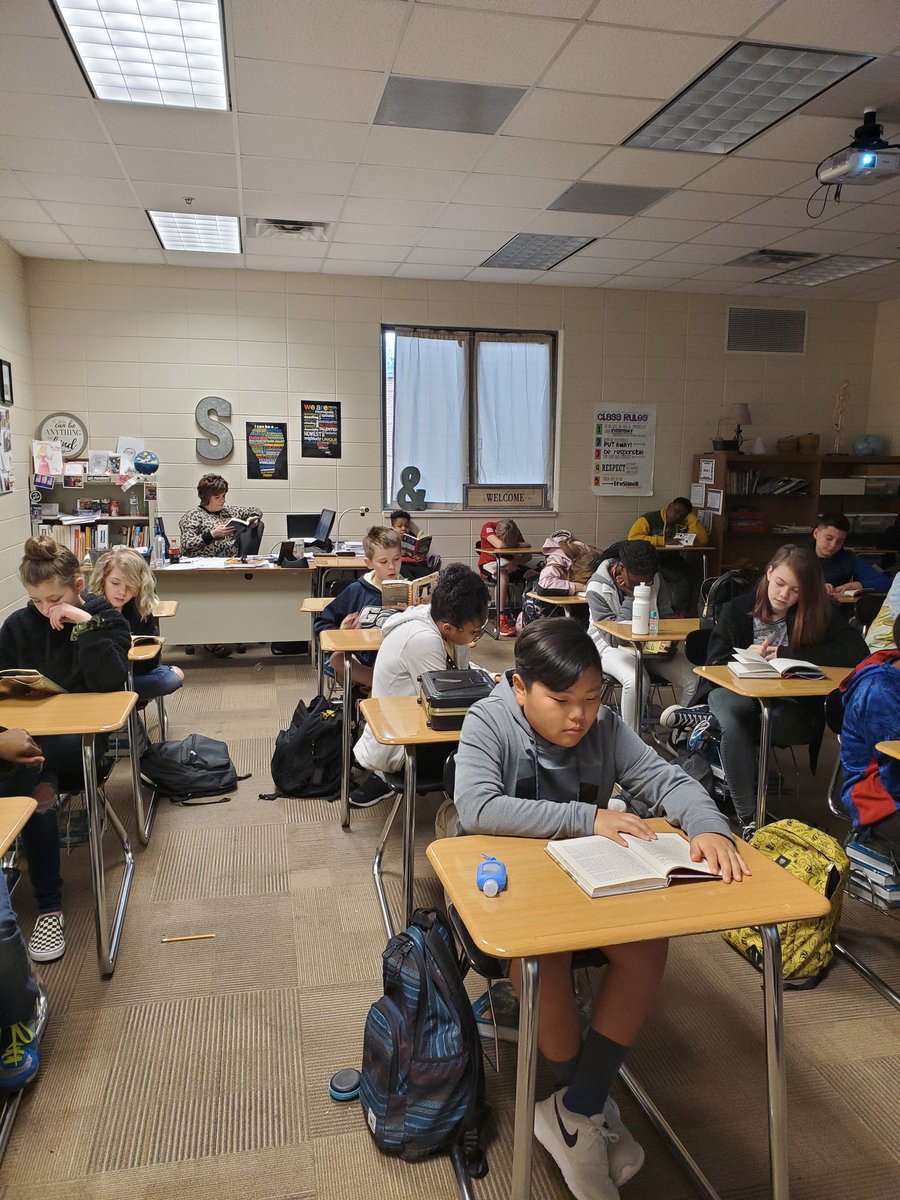 KristyOSako's tweet photo. Reading is fun! @RichmondHillMS #wildcatswin https://t.co/ZtyCMguB3d