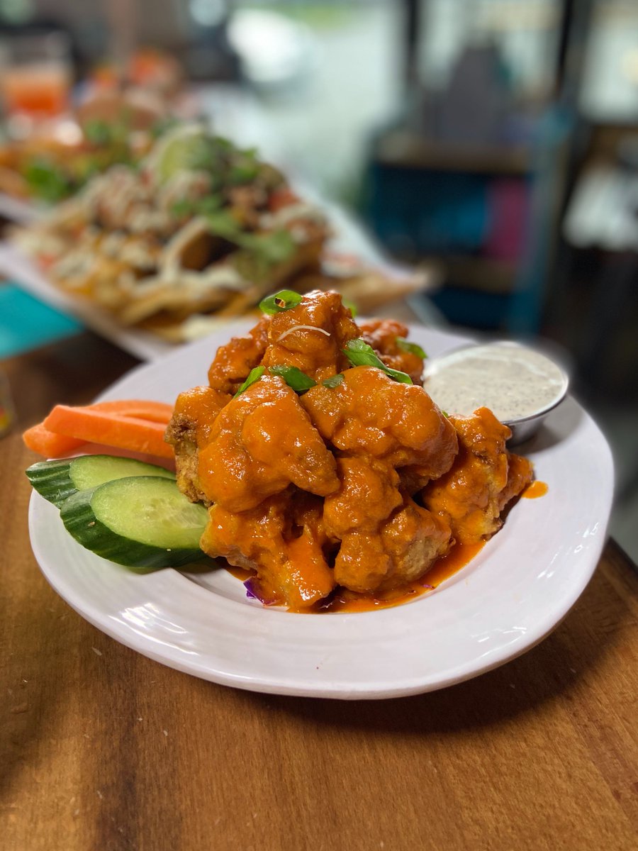 10/10, would spend forever eating these vegan/gluten-free buffalo cauliflower wings from @NoBonesTruck 😋 More from No Bones tonight at 7:30! 💙🌴