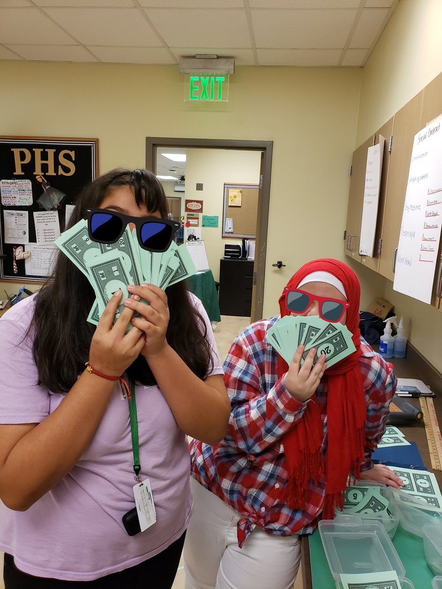PHS students in Restaurant Wars practiced cooking and food prep skills, customer service, restaurant job roles, and money management and restaurant math! @MCJHGators @simmons_kaya #maydeforsuccess  #MaydeByPHS