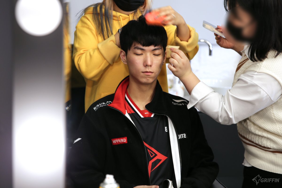 TeamGriffinLoL's tweet photo. πΈGriffin LCK Week 4 #FINPIC
5μ£Όμ°¨μ λ μ’μ λͺ¨μ΅ 보μ¬λ릴 μ μλλ‘ μ΄μ¬ν νκ² μ΅λλ€. λ§μ μμ λΆνλ립λλ€!
We will do our best to improve ourselves for week 5. Please support us!
πmore photos: https://t.co/nlrKJtqLrV https://t.co/HOQ70wZSa7