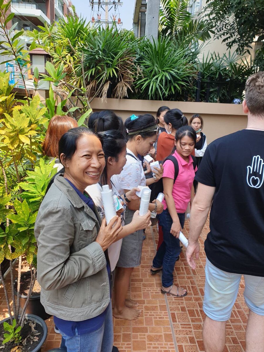 PratthanadeeOrg's tweet image. The team from @HelloBody_Off surprising our students with their cruelty-free products made with ingredients of natural origin. Thank you very much! Khop khun mak kah 🙏 #hellobody #bettermebyptnd #ptnd