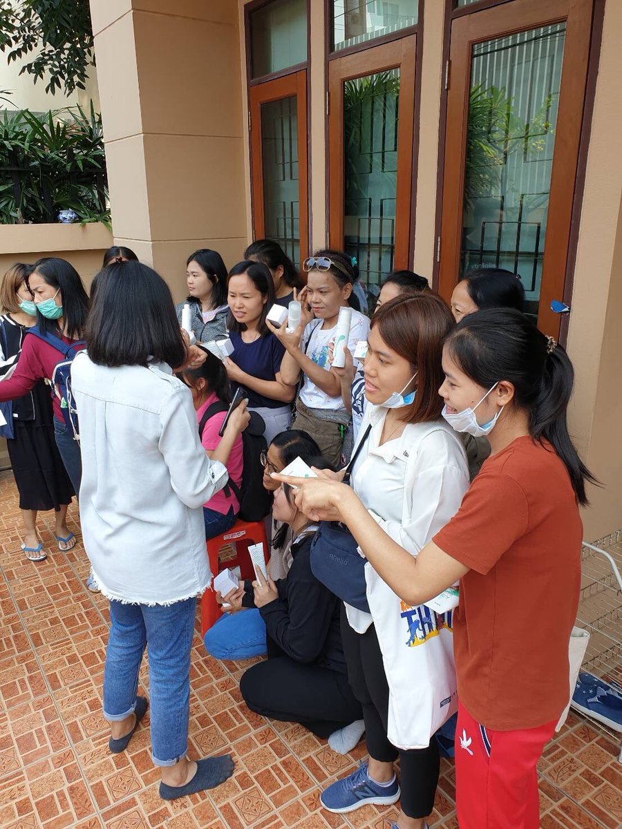PratthanadeeOrg's tweet image. The team from @HelloBody_Off surprising our students with their cruelty-free products made with ingredients of natural origin. Thank you very much! Khop khun mak kah 🙏 #hellobody #bettermebyptnd #ptnd