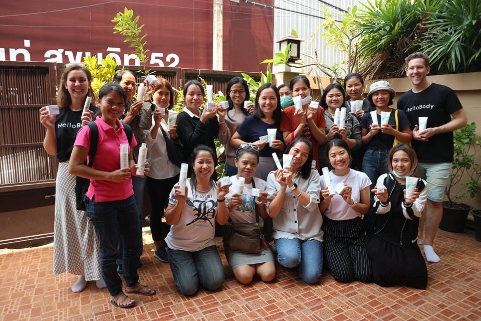 PratthanadeeOrg's tweet image. The team from @HelloBody_Off surprising our students with their cruelty-free products made with ingredients of natural origin. Thank you very much! Khop khun mak kah 🙏 #hellobody #bettermebyptnd #ptnd