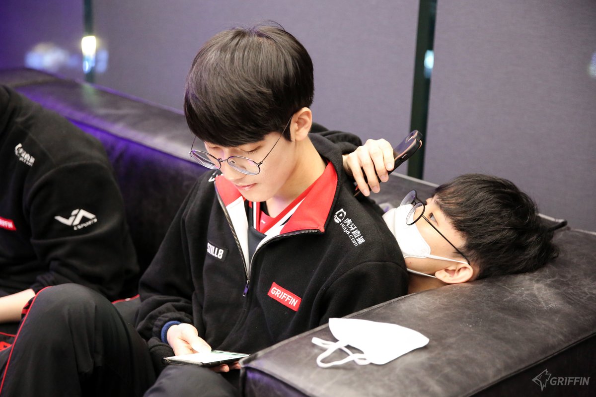 TeamGriffinLoL's tweet photo. πΈGriffin LCK Week 4 #FINPIC
5μ£Όμ°¨μ λ μ’μ λͺ¨μ΅ 보μ¬λ릴 μ μλλ‘ μ΄μ¬ν νκ² μ΅λλ€. λ§μ μμ λΆνλ립λλ€!
We will do our best to improve ourselves for week 5. Please support us!
πmore photos: https://t.co/nlrKJtqLrV https://t.co/HOQ70wZSa7