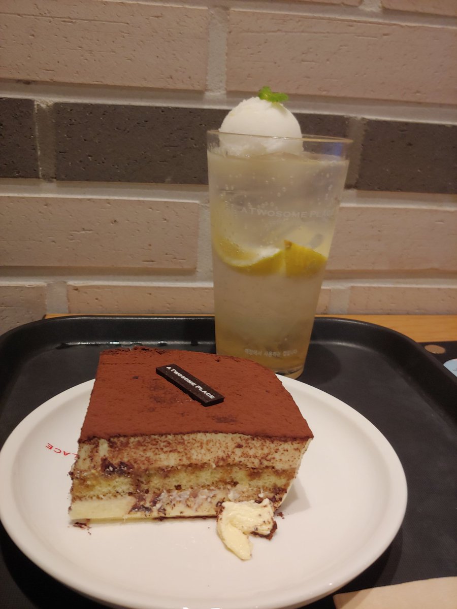 저 과제가 벌써 나와서 잠시 투썸으로 나들이 나왔습니닿ㅎㅎㅎ 레몬 셔벗 에이드인가 처음 먹어봤는데 맛있어요 상큼하고 좋아요🍋🍋🍋