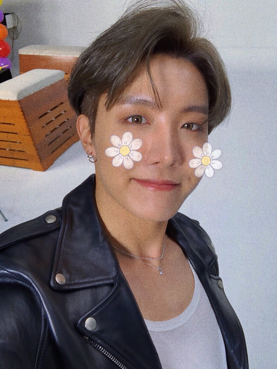 closeokie's tweet photo. Hobi Hobi Hobi 🥺
#ARMYSelcaDay #HopeWorldForever 🌻
@BTS_twt https://t.co/25IZSu8HxF