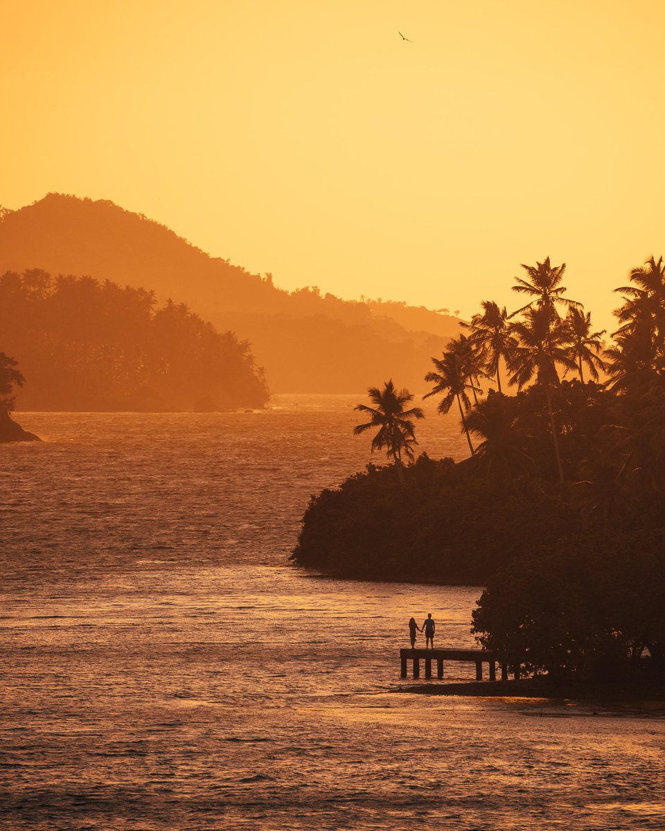 Quand le soleil se lève sur la Péninsule de #Samana 😍 Belle semaine à tous ! #Godomrep