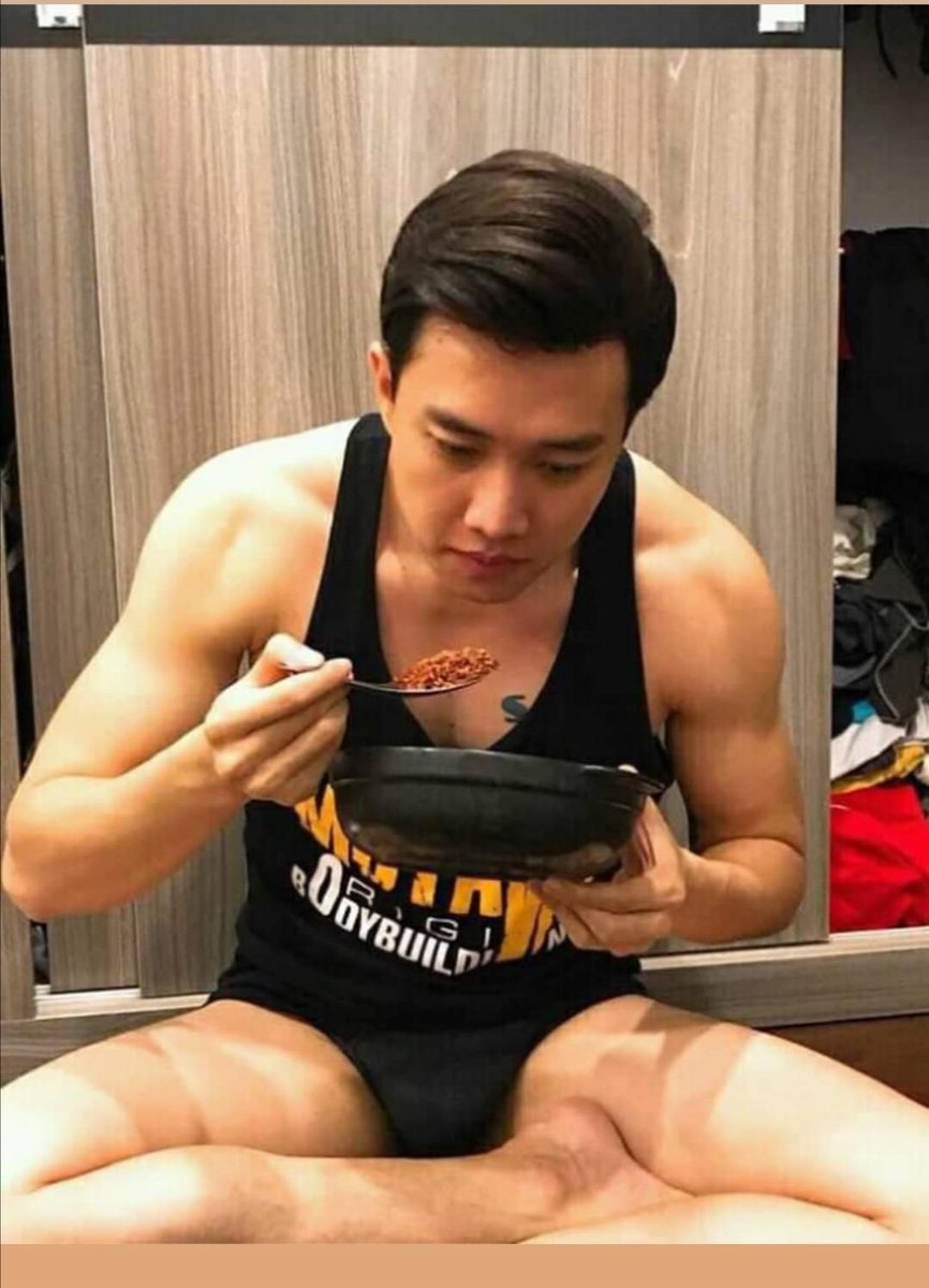 celebvietnam's tweet photo. Mặc sịp ngồi ăn Quốc Trường làm nứng xĩu https://t.co/i1yHPZ69Hu