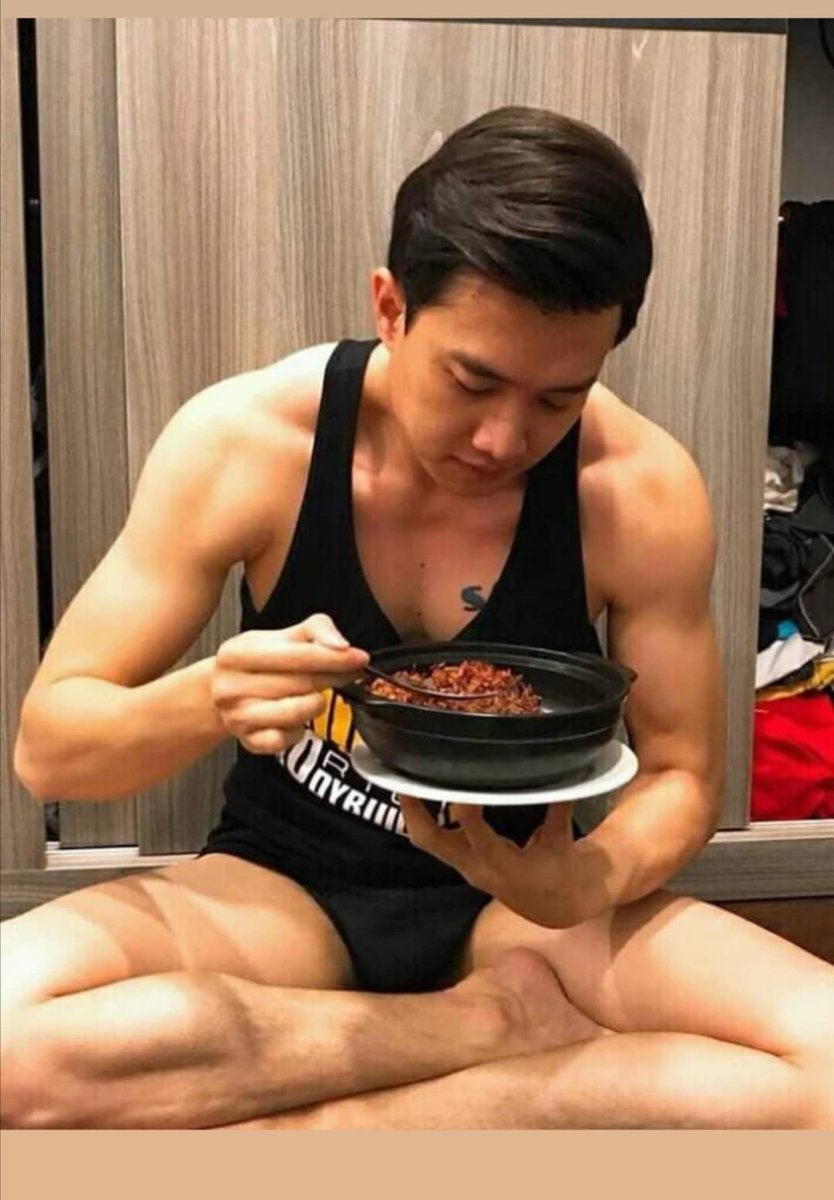 celebvietnam's tweet photo. Mặc sịp ngồi ăn Quốc Trường làm nứng xĩu https://t.co/i1yHPZ69Hu
