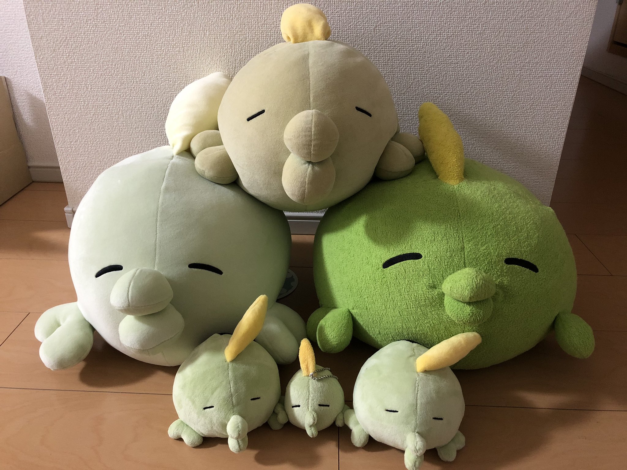 さき丸 1y8m育児中 夫が帰ってきたので箱開封 中身はゴクリンのぬいぐるみ もっちもち これで我が家のゴクリンは６匹 ゴクリン統一パの完成である T Co 791yhytvwm Twitter