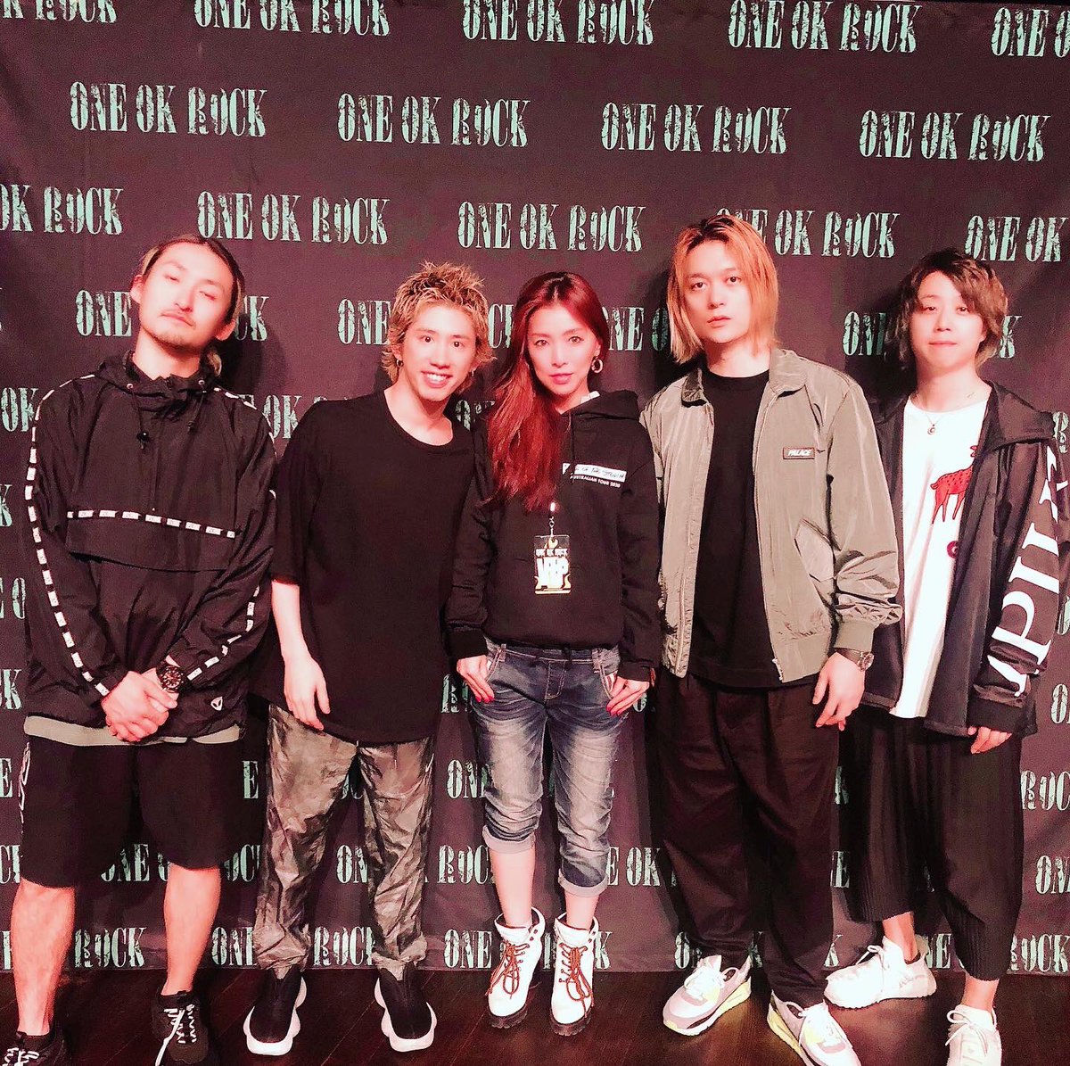 muimuisach's tweet photo. #ONEOKROCK #eyeofthestorm 

みんなとハグとかありなのか!!!
🇦🇺サイコーだな(ﾉ∀`)

間もなくライブ始まるぞーーっ✨

(☝ ˘ω˘)☝ふぅー｡・:＋°🎶 https://t.co/VzWbu56xfP
