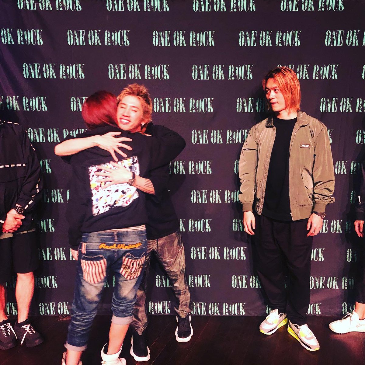 muimuisach's tweet photo. #ONEOKROCK #eyeofthestorm 

みんなとハグとかありなのか!!!
🇦🇺サイコーだな(ﾉ∀`)

間もなくライブ始まるぞーーっ✨

(☝ ˘ω˘)☝ふぅー｡・:＋°🎶 https://t.co/VzWbu56xfP