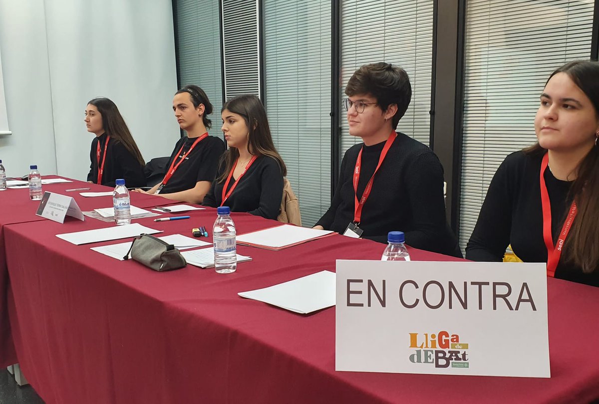 SediUV's tweet photo. Arranca la fase local de la Lliga de Debat de secundària i batxillerat de la @UV_EG, amb el primer debat entre representants de l'@iessantvicent i @EFTiernoMoncada, i amb Nelson Seguí, @FerranSuay i Francesc Hernàndez de jurat. Amb @SediUV, @escolatv i @xarxavives. #LDSB https://t.co/8mVD6fp24Z
