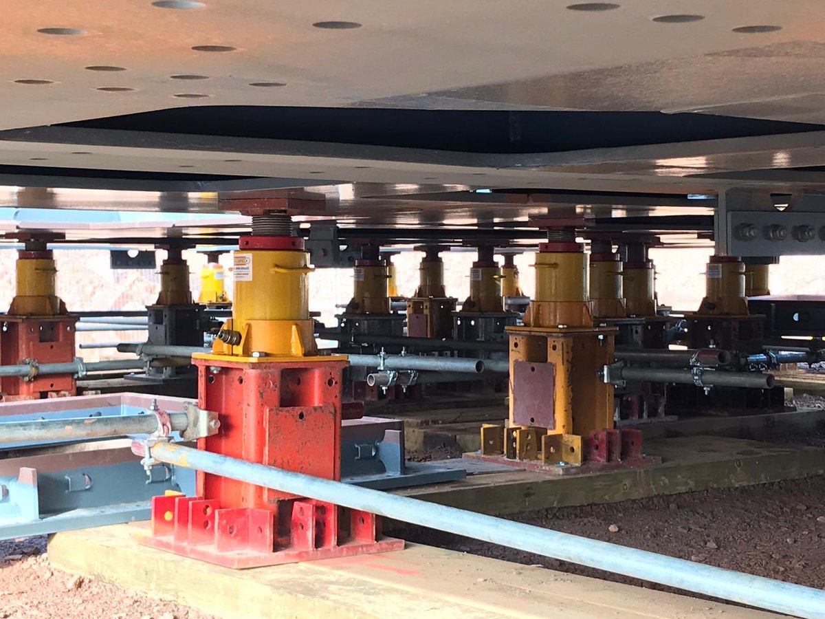 HydraCapsule's tweet photo. Hydraulic jacking, temporary propping for support a structural frame upto 1,500 tonnes #jacking #hydraulicjacking #flatjacks #temporarypropping #temporaryworks #engineering https://t.co/kMqZudF6M8