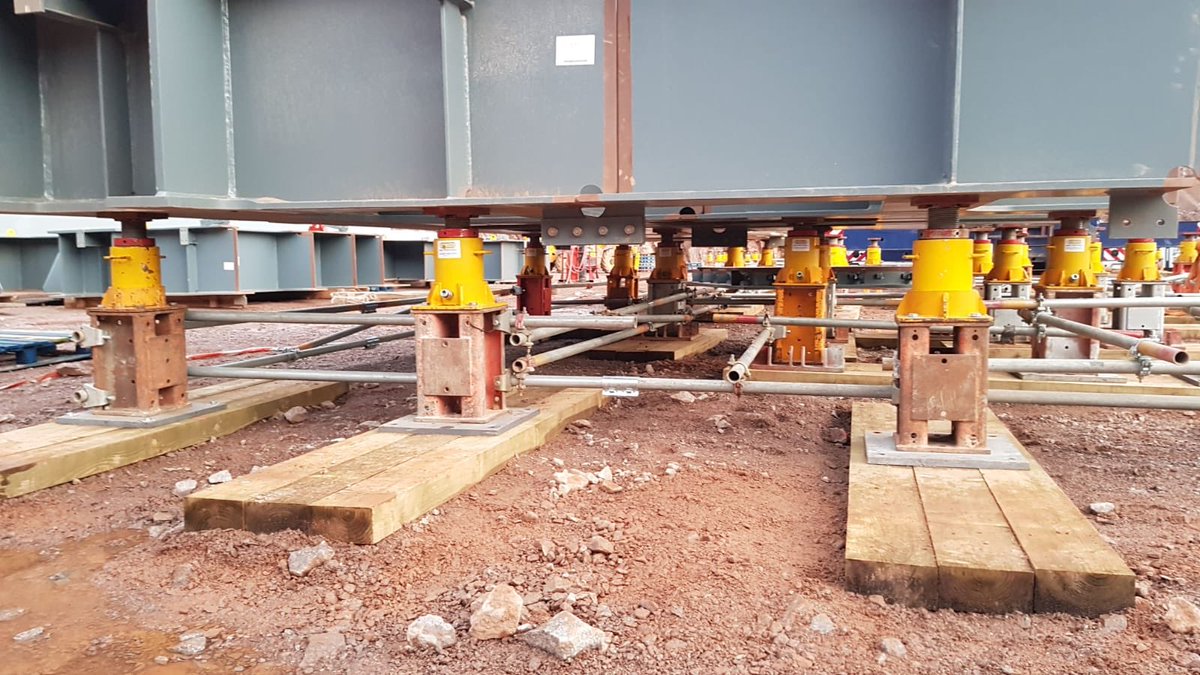 HydraCapsule's tweet photo. Hydraulic jacking, temporary propping for support a structural frame upto 1,500 tonnes #jacking #hydraulicjacking #flatjacks #temporarypropping #temporaryworks #engineering https://t.co/kMqZudF6M8