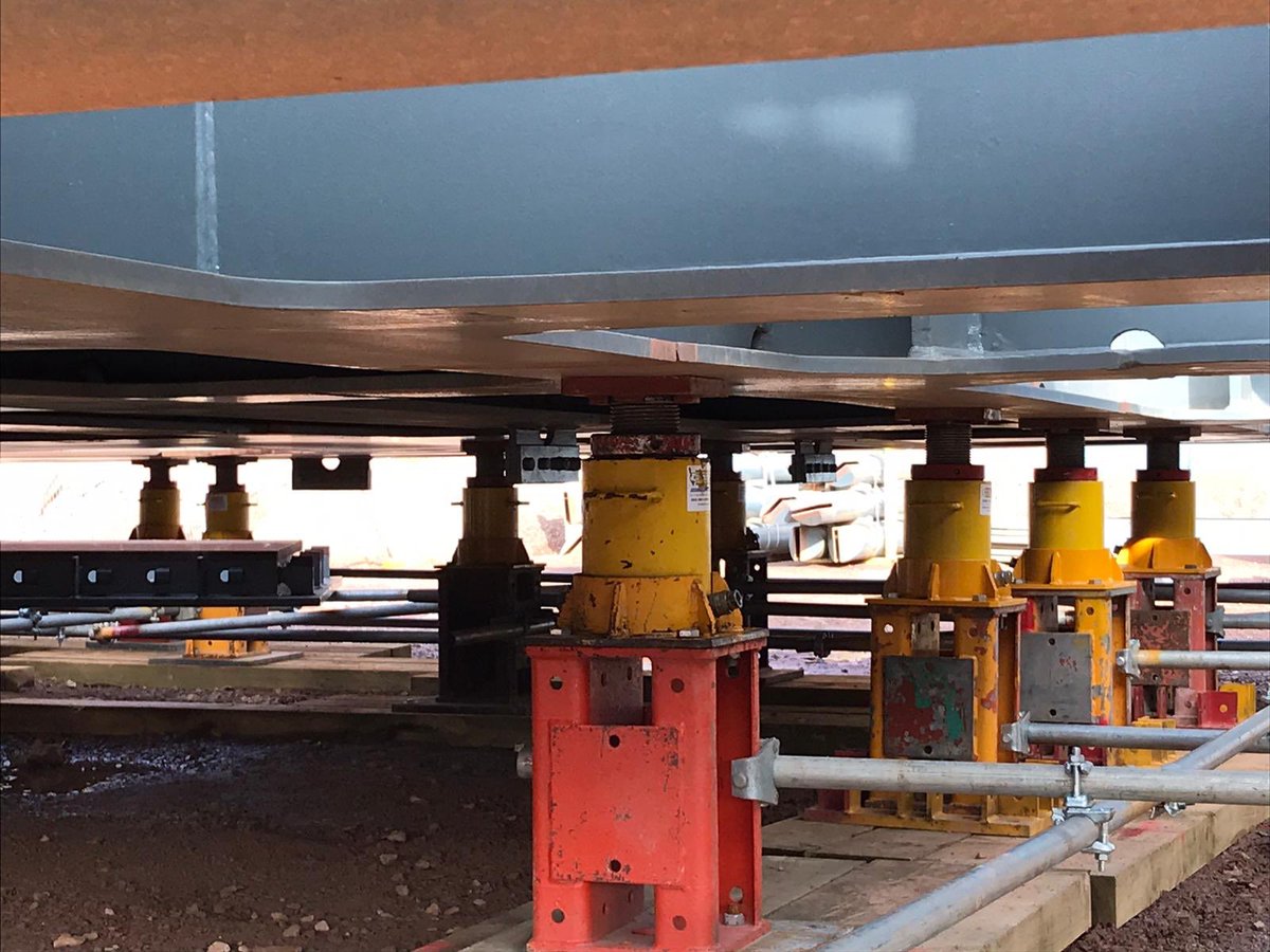HydraCapsule's tweet photo. Hydraulic jacking, temporary propping for support a structural frame upto 1,500 tonnes #jacking #hydraulicjacking #flatjacks #temporarypropping #temporaryworks #engineering https://t.co/kMqZudF6M8