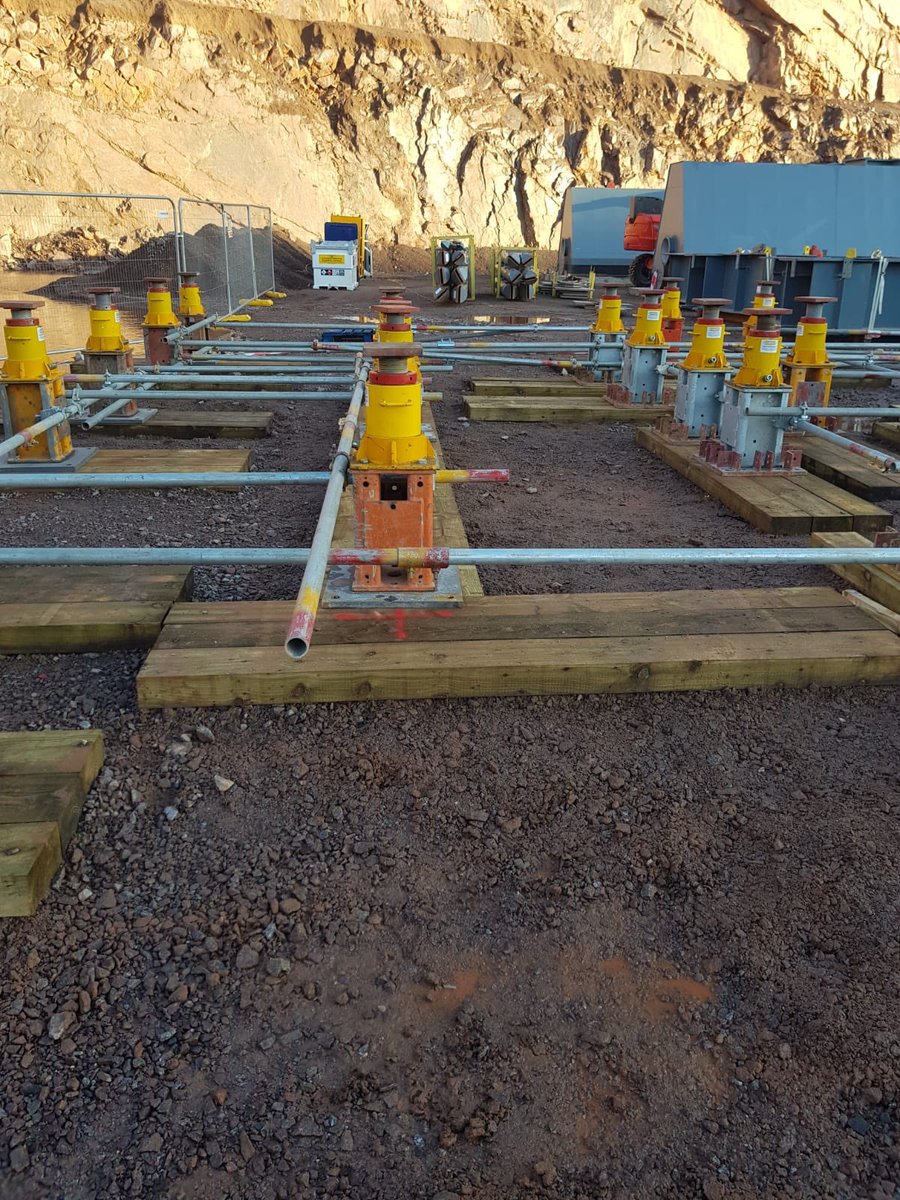 HydraCapsule's tweet photo. Hydraulic jacking, temporary propping for support a structural frame upto 1,500 tonnes #jacking #hydraulicjacking #flatjacks #temporarypropping #temporaryworks #engineering https://t.co/kMqZudF6M8