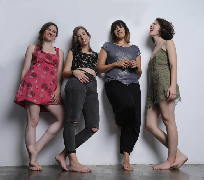 «Nuestro sonido mezcla todos los estilos que nos han ido formando como músicos. Un poco de pop-rock, un poco de jazz, un poco de rhythm and blues y soul…»
De estreno: <a href="/WOMscollective/">WOM's collective</a> salen a presentar su directo con <a href="/girandoporsalas/">Girando Por Salas</a> bit.ly/38lEj4C