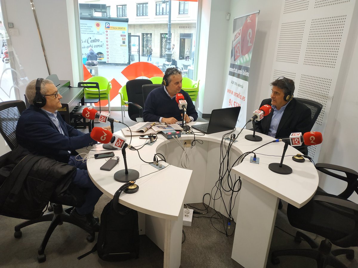 DespiertaVLC's tweet photo. 🔊 Empezamos la 'Taula d'Actualitat' de @CVRadio94_5 con @pacolloret_, acompañado por @edalcalde y @adolfbeltran.

Escúchalo en https://t.co/rBhAulp0xW o en la 94.5 https://t.co/Ks7hWQVIHB