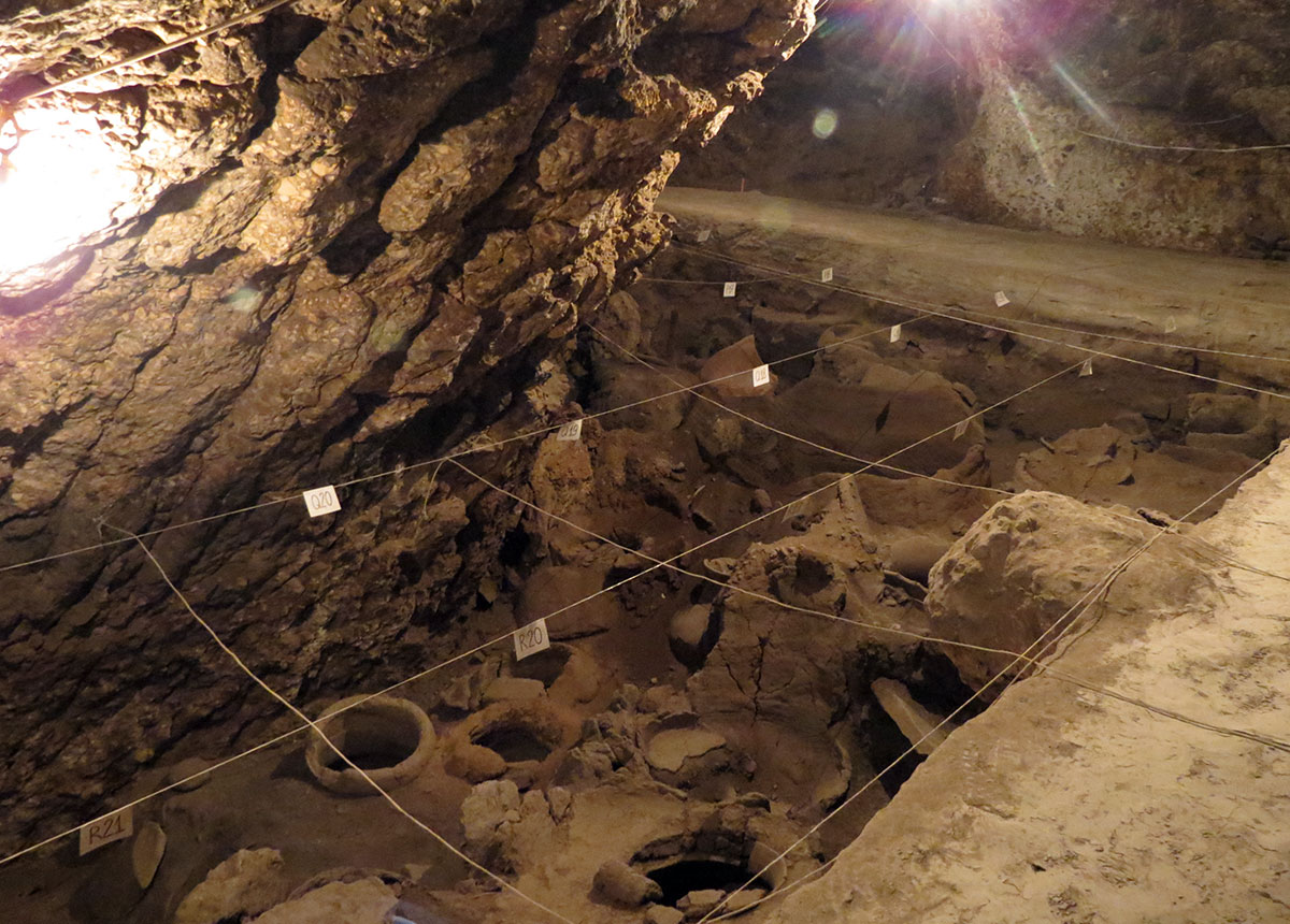 KarTour2's tweet photo. 🙂Areni-1 cave, also known as "Bird Cave", is located in Areni village of Vayots Dzor province, on the shores of the Arpa River.
🍷Several years ago a place, equipped for wine production was found in Bird Cave. 🍷
#Armenia #Areni #travelwithus #followus #KarTour❤️ https://t.co/I6VpQi2flh