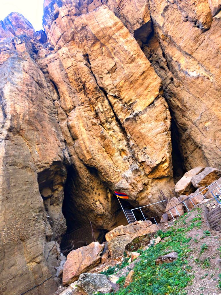 KarTour2's tweet photo. 🙂Areni-1 cave, also known as "Bird Cave", is located in Areni village of Vayots Dzor province, on the shores of the Arpa River.
🍷Several years ago a place, equipped for wine production was found in Bird Cave. 🍷
#Armenia #Areni #travelwithus #followus #KarTour❤️ https://t.co/I6VpQi2flh