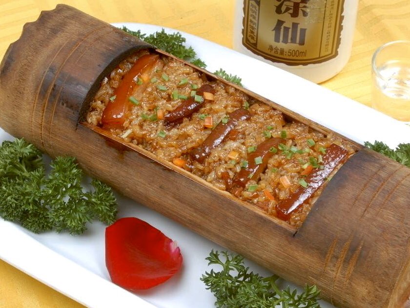 ExploreSanya's tweet photo. The #bamboo rice in the Li family is based on the traditional cuisine of the Li people in #Hainan. The bamboo #rice is usually made when the Li family goes out to hunt, or entertain guests.🎋 https://t.co/4QyhaPCcwR