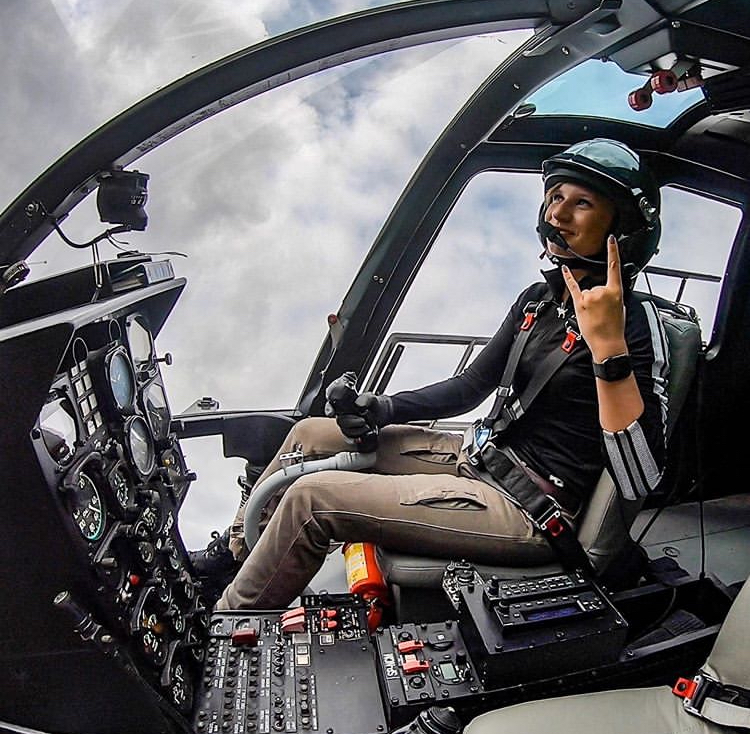 BoneheadHelmets's tweet photo. When you must be focused but you’re also excited! 😀 BO after maintanance! Finally time for trainings and preparations for next season! 🤟🏼🚁✨

#boneheadhelmets #pilothelmets #skydivinghelmets #arieshelmet #aviatrix #womeninaviation #womenpilot  #helicopter #aviationlover https://t.co/L9hbG8jniq
