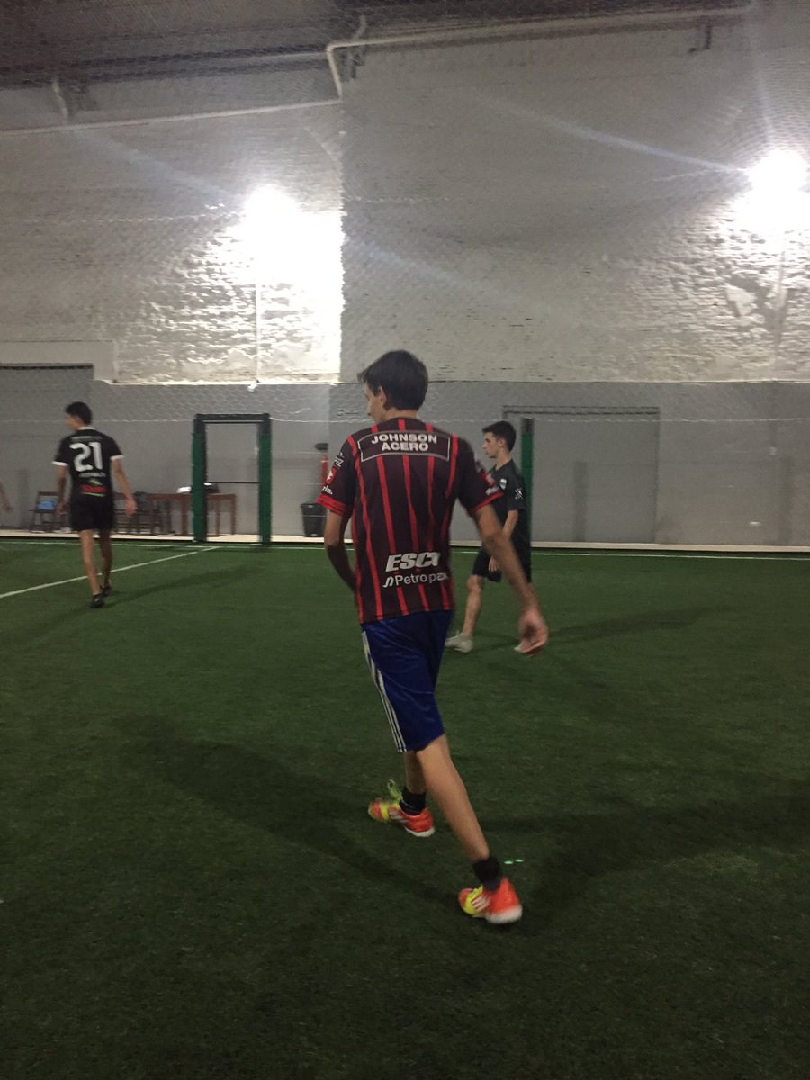breakpoint_fc's tweet photo. DA DE QUE HABLAR: @Leracastro22 
Tuvo un muy buen desempeño en el entrenamiento de hoy y generó muchas dudas al cuerpo técnico sobre qué equipo parar de cara al clásico.
¿SERÁ TITULAR? 
#VamosBreak https://t.co/TaI8mNjdaQ